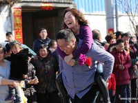 Thi chạy vác vợ vượt chướng ngại vật thế giới ở Trung Quốc