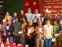 Đồng chí Nguyễn Thiện Nhân tặng quà Tết tại Trà Vinh