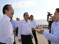 Phó Thủ tướng Trương Hòa Bình thăm và làm việc tại cảng Long An