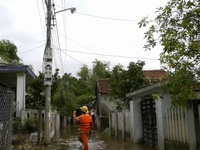 Điện lực miền Trung khẩn trương khôi phục lưới điện sau mưa lũ
