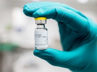 Châu Âu điều tra sự cố cục máu đông hiếm gặp với vaccine của Johnson & Johnson