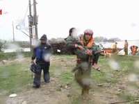Tấm thân ướt nhẹp của những chiến sĩ công an quên mình giúp dân trong mưa lũ