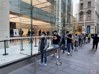 Bất chấp dịch COVID-19, dân tình vẫn xếp hàng dài chờ mua iPhone 12