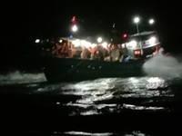 Xuyên đêm giải cứu tàu cá bị mắc cạn khi vào tránh trú bão số 8