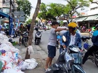 Người dân Đà Nẵng đổ xô mua đồ phòng, chống bão số 9