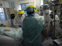 Thiếu nhân lực nghiêm trọng, nhân viên y tế mắc COVID-19 tại Bỉ vẫn phải làm việc