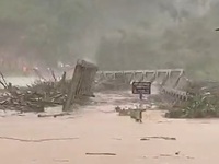 VIDEO: Bão số 9 đổ bộ, cầu bị cuốn trôi trong sự kinh hoàng của người dân