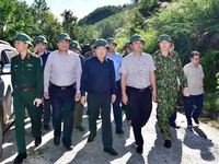Phó Thủ tướng Trịnh Đình Dũng: Thông đường sớm nhất đến nơi sạt lở để cứu đồng bào