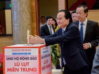 Bộ trưởng Phùng Xuân Nhạ kêu gọi ủng hộ thầy và trò miền Trung
