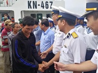 11 ngư dân vụ chìm 2 tàu cá Bình Định về với gia đình