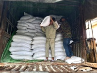 Dân quân gùi cõng gạo vào vùng bị cô lập tại Phước Sơn