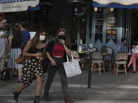 Số ca mắc COVID-19 tăng mạnh, thủ đô Paris của Pháp cân nhắc đóng cửa nhà hàng