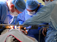 Hàng triệu ca phẫu thuật tại Anh bị hoãn do COVID-19