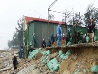 Lực lượng vũ trang căng mình hỗ trợ người dân khắc phục hậu quả mưa lũ