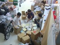 Chàng trai khuyết tật tặng hàng nghìn quyển vở cho các em nhỏ miền Trung