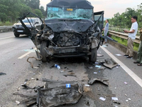 Một người tử vong trong vụ tai nạn xe limousine tông container