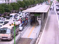 Bất hợp lý việc tạo làn riêng cho bus nhanh BRT
