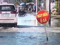 Ngập kéo dài, nhiều tuyến đường ở Cà Mau hư hỏng nghiêm trọng