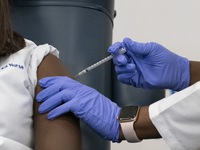 Chiến dịch tiêm vaccine COVID-19 đồng bộ mang tính quyết định tại Mỹ