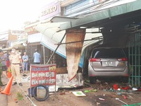 Xe Innova tông sập quán ăn, 1 người bị thương nặng