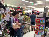 Lo sợ bùng phát dịch Covid-19 (nCoV), người dân Singapore đổ xô đi chợ mua thực phẩm tích trữ