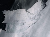 Khối băng khổng lồ rộng hơn 300 km2 tách khỏi Nam Cực
