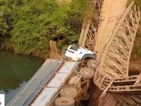 Gia Lai: Sập cầu sắt, tài xế may mắn thoát chết