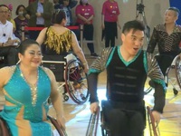 Cuộc thi khiêu vũ trên… xe lăn