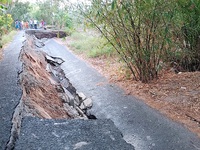 Sụt lún nghiêm trọng chia cắt xã đảo ở Cà Mau
