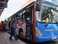Lượng khách đi xe bus sụt giảm do dịch COVID-19