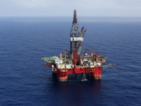 Mỹ xem xét lệnh trừng phạt mới với Nga do phá giá dầu thô