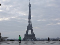 Tháp Eiffel (Pháp) thắp sáng để động viên các bác sỹ chiến đấu với dịch COVID-19