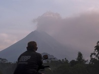 Núi lửa Merapi tại Indonesia phun tro bụi cao 6.000m
