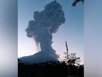 Indonesia đóng cửa sân bay do núi lửa Merapi phun trào