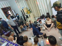 23 nam nữ thuê khách sạn để mở “tiệc ma túy“ giữa mùa dịch