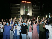 Hàng trăm y bác sĩ BV Bạch Mai bật khóc vì được về với gia đình