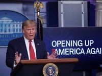 Tổng thống Trump lên kế hoạch mở cửa nền kinh tế Mỹ theo 3 giai đoạn