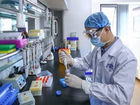 Trung Quốc thử nghiệm lâm sàng 2 vaccine bất hoạt phòng bệnh COVID-19