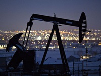Giá dầu giảm xuống mức âm sẽ ảnh hưởng như thế nào tới nền kinh tế?