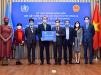 Việt Nam trao tượng trưng khoản đóng góp 50.000 USD ủng hộ Quỹ ứng phó với COVID-19 của WHO