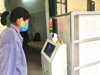 Bác sĩ tương tác với bệnh nhân COVID-19 thông qua robot “made in Vietnam”