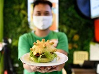 Burger Corona truyền cảm hứng chống dịch