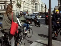 Lo sợ lây lan dịch COVID-19, nhiều người dân Pháp lựa chọn xe đạp