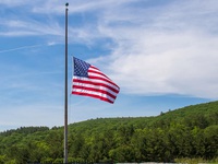 Mỹ treo cờ rủ trong 3 ngày tưởng niệm nạn nhân COVID-19