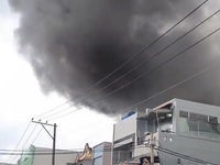 TP.HCM: Xưởng đóng giày cháy lớn, bốc khói nghi ngút