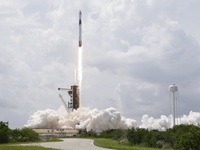 SpaceX phóng thành công tàu vũ trụ lịch sử Crew Dragon lên ISS