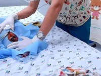 Thêm 1 bé sơ sinh còn nguyên dây rốn bị bỏ rơi giữa đêm mưa