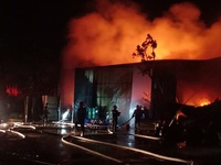 Cháy lớn nhà xưởng 200m2 sát bên Viện Điều tra, quy hoạch rừng ở Hà Nội