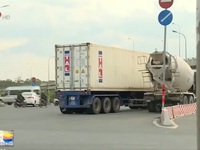 TP.HCM: Nguy hiểm vì xe container dừng đỗ tràn lan