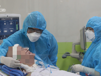 VIDEO: Bệnh nhân 91 đã tỉnh hoàn toàn, có thể mỉm cười, bắt tay y bác sĩ Việt Nam
